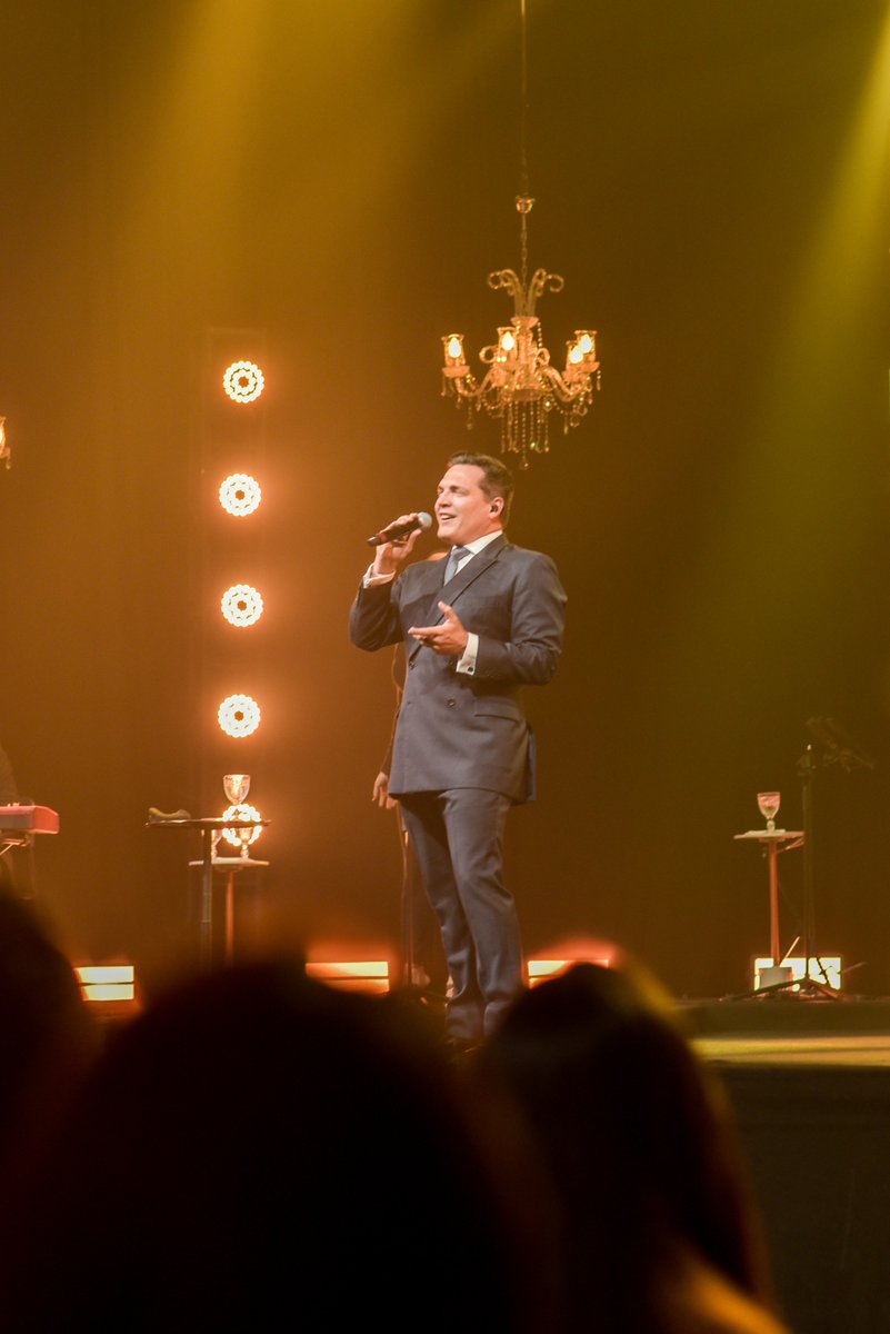 tvaparecida's tweet photo. 🎙️✨ Estamos no ar com o Canções de Ouro!

Hoje é dia de relembrar um show especial de Daniel Boaventura, com muita música, grandes clássicos e aquela voz marcante que conquista o público. 🎶💙

📺 Vem curtir esse momento com a gente na TV Aparecida! https://t.co/Du8VQFY5Fb