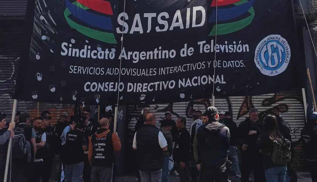 SATSAIDnacional's tweet photo. 🇬🇲⚠️ AMBA: SATSAID SE MOVILIZÓ ANTE LOS DESPIDOS EN CINECOLOR
🥁 El sindicato realizó una acción gremial en la puerta de la empresa en defensa de los puestos de trabajo.
🔴 #Cinecolor se dedica a realizar la postproducción de imagen de series y películas, la mayoría destinadas a plataformas OTT.
📣 ¡REINCORPORACIÓN YA DE LAS Y LOS TRABAJADORES DESPEDIDOS!
Todos los detalles 👇
https://t.co/z0a9ikXmpZ
#SATSAIDEnLucha
