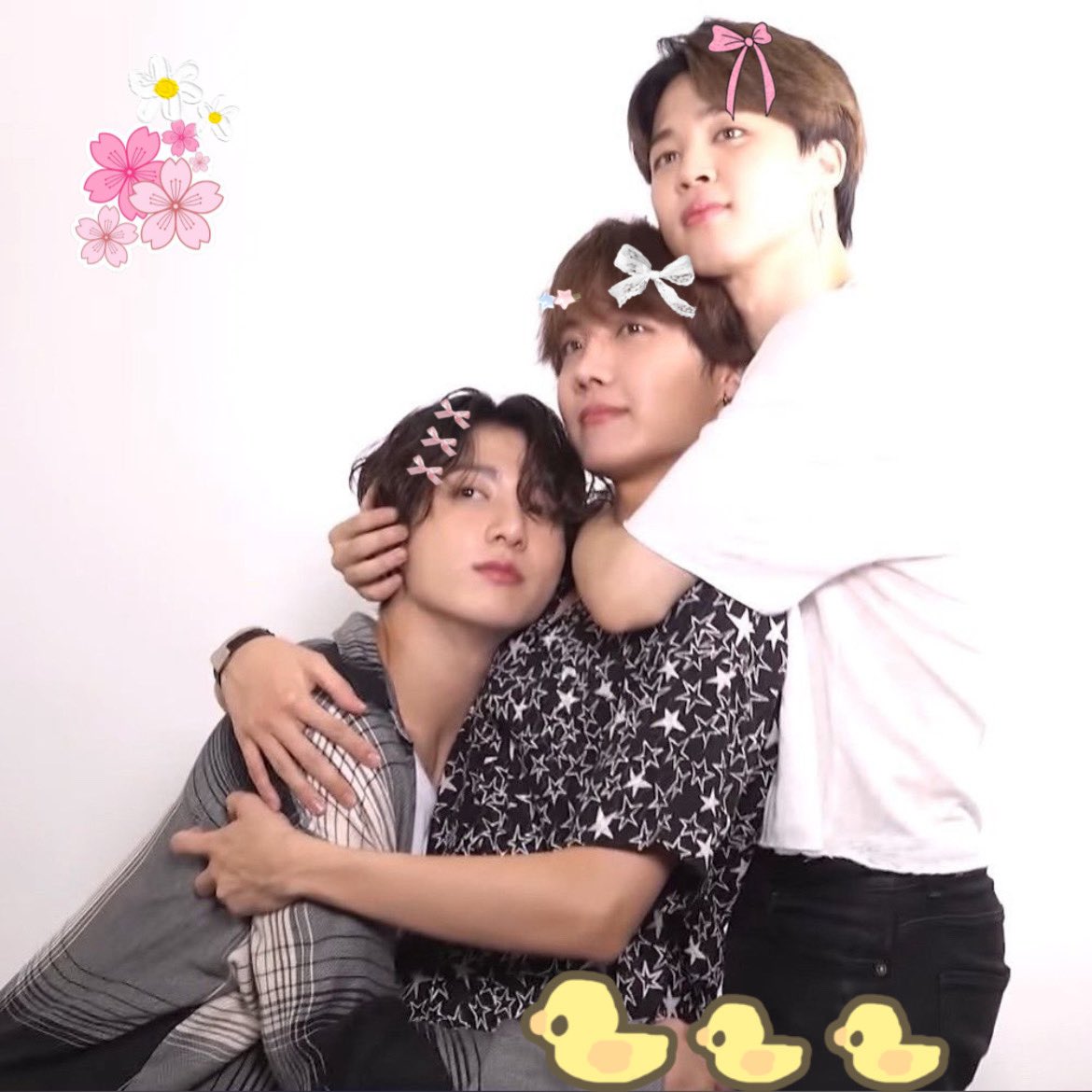 ggukbows's tweet photo. fam(ily) portrait ⋆ﾟ ꒰ఎ♡໒꒱ ⋆ﾟ https://t.co/bs4HUjw1vM