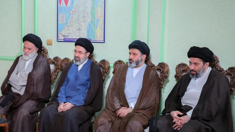 smksh97's tweet photo. نجابت آقازادگی را از فرزندان امام شهید بیاموزید https://t.co/4KB9ifJLul
