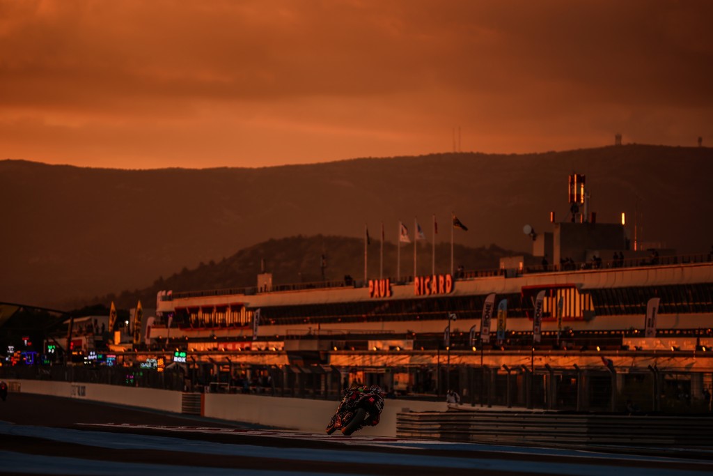ViveLEndurance's tweet photo. 🏆 24H Bol d'Or  🏆 #FIMEWC

Este fin de semana en Eurosport 2 📍
📡 Inicio 14.30h - Sábado
🎙️ @SantiAyabean @sergiomguti @Swinxy 

Vive el duelo por el Mundial, la salida en espiga, el reto de Mistral, la noche, los pit-stop, la mágica luz provenzal...

Una carrera ÚNICA ✨ https://t.co/SFTkcz0qGQ