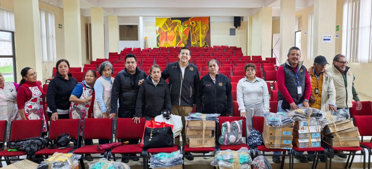 Herminio_CahueC's tweet photo. Mantenemos paso firme en la entrega de equipo de trabajo. Junto a delegadas y delegados, integrantes del Comité Ejecutivo Estatal continúan recorriendo los centros de trabajo para dotar a las y los #Suteymistas con los insumos que requiere su función. Valoro el esfuerzo y aporte de mis compañeros que contribuyen al bienestar de la familia #Suteymista y son portavoces de mi saludo a los agremiados.
#SindicalismoDeLaManoContigo