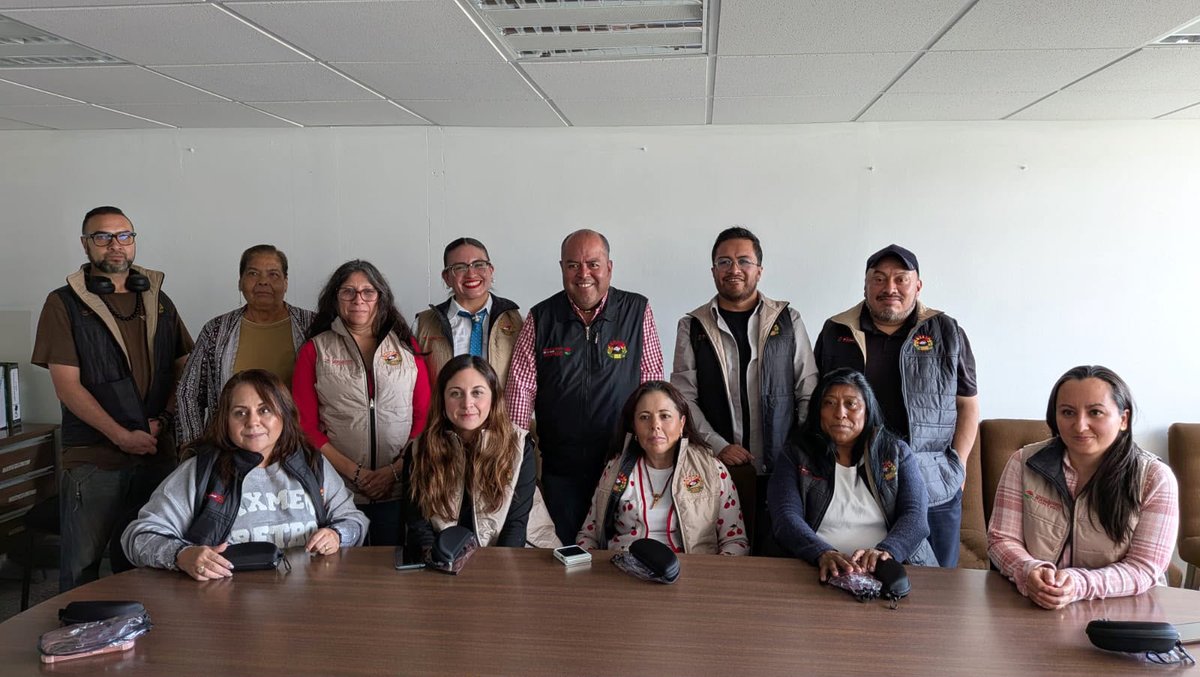 Herminio_CahueC's tweet photo. Mantenemos paso firme en la entrega de equipo de trabajo. Junto a delegadas y delegados, integrantes del Comité Ejecutivo Estatal continúan recorriendo los centros de trabajo para dotar a las y los #Suteymistas con los insumos que requiere su función. Valoro el esfuerzo y aporte de mis compañeros que contribuyen al bienestar de la familia #Suteymista y son portavoces de mi saludo a los agremiados.
#SindicalismoDeLaManoContigo