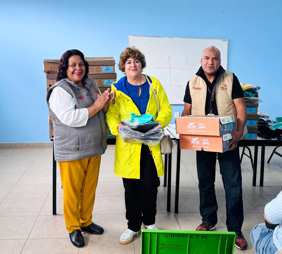 Herminio_CahueC's tweet photo. Mantenemos paso firme en la entrega de equipo de trabajo. Junto a delegadas y delegados, integrantes del Comité Ejecutivo Estatal continúan recorriendo los centros de trabajo para dotar a las y los #Suteymistas con los insumos que requiere su función. Valoro el esfuerzo y aporte de mis compañeros que contribuyen al bienestar de la familia #Suteymista y son portavoces de mi saludo a los agremiados.
#SindicalismoDeLaManoContigo