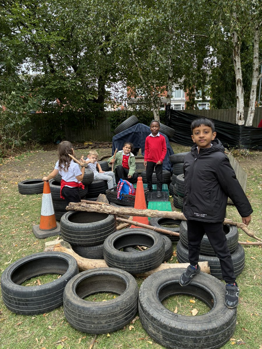 AyresomePrimary's tweet photo. Sheer determination to build the best ‘base’ today - absolutely know where we could have spent the full afternoon playing today
#togetherness
#teamwork
#funtogether
@AdAstraTrust
@OPALNorthEast
@PlayEngland https://t.co/e8dyOGObzo