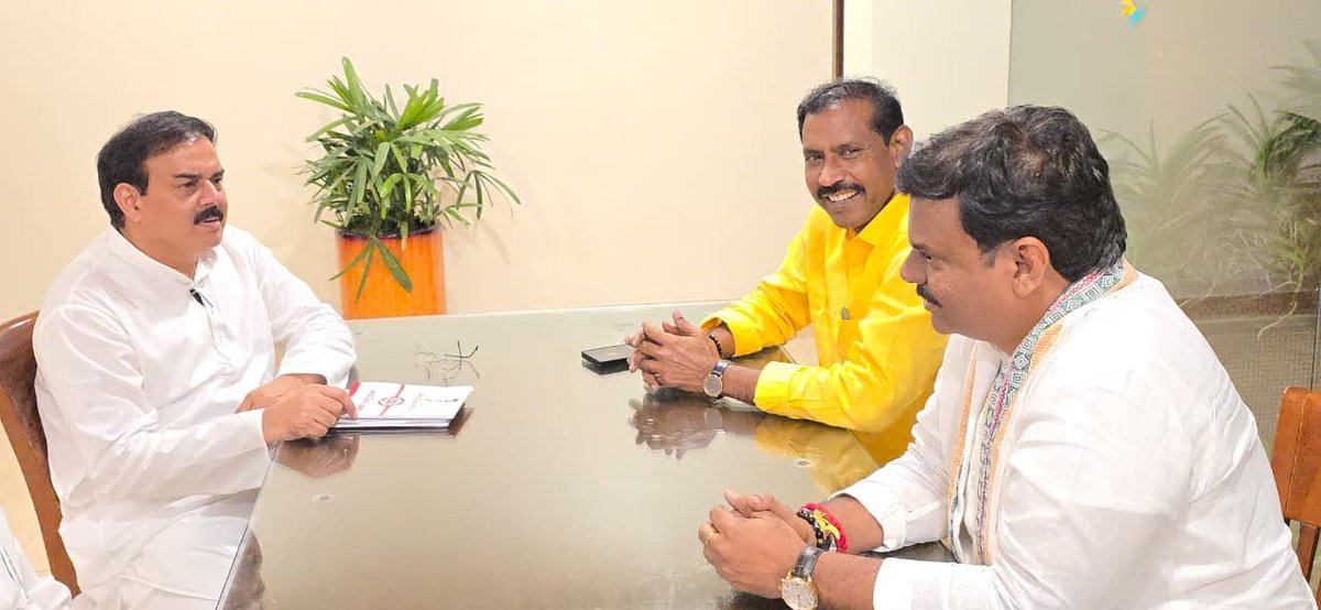 JanaSenaParty's tweet photo. స్థానిక సంస్థల ఎన్నికలపై ఎన్డీఏ కూటమి పార్టీల సమావేశం భోగాపురం విమానాశ్రయం సమీపంలోని ఓ ప్రైవేట్ రిసార్ట్లో జరిగింది. ఈ సమావేశంలో రాష్ట్ర ఆహార పౌర సరఫరాల శాఖమాత్యులు, జనసేన పార్టీ పీఏసీ చైర్మన్ శ్రీ @mnadendla గారు, జనసేన పార్టీ రాష్ట్ర ప్రధాన కార్యదర్శి, ఎం ఎస్ ఎం ఈ కార్పొరేషన్ చైర్మన్ శ్రీ టి శివశంకర్ గారు, తెలుగుదేశం పార్టీ రాష్ట్ర అధ్యక్షులు శ్రీ పల్లా శ్రీనివాసరావు @Pallasrinivas4u గారు, బిజెపి రాష్ట్ర అధ్యక్షులు శ్రీ @MadhavBJP గారు హాజరయ్యారు.