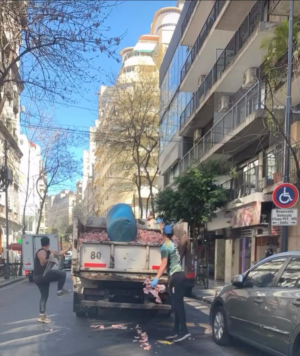 AndreaFreguia's tweet photo. Comuna 2, por un lado el GCBA te multa por un cartón en un tacho equivocado y por otro tenes en la puerta de tu casa camiones manipulando grasa y huesos a plena luz dejando un chiquero en la calle. No es un hecho aislado. Reglas claras pedimos. https://t.co/4PtJi4graQ