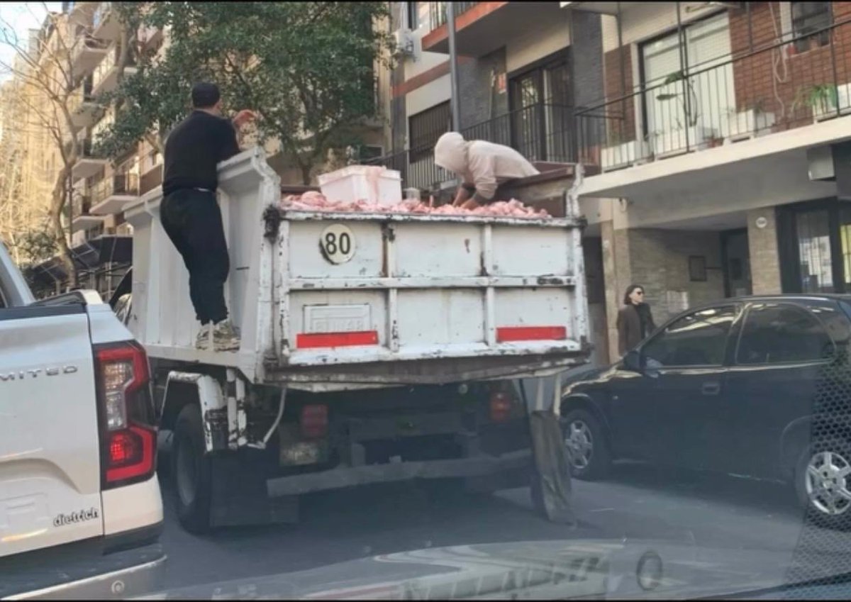 AndreaFreguia's tweet photo. Comuna 2, por un lado el GCBA te multa por un cartón en un tacho equivocado y por otro tenes en la puerta de tu casa camiones manipulando grasa y huesos a plena luz dejando un chiquero en la calle. No es un hecho aislado. Reglas claras pedimos. https://t.co/4PtJi4graQ