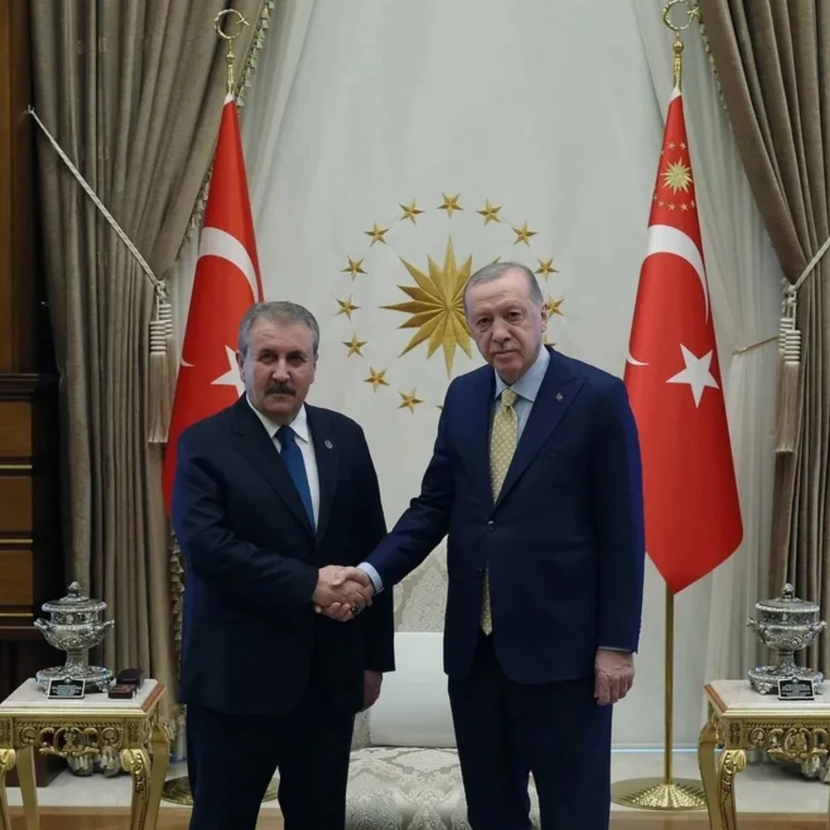 trhaber_com's tweet photo. Büyük Birlik Partisi Genel Başkanı Mustafa Destici:  

"İnşallah 2028'de yine cumhurbaşkanı adayımız olarak, Cumhur İttifakı'nın cumhurbaşkanı adayı olarak belirlenecek ve inşallah cumhurbaşkanı olarak yoluna milletimizin desteğiyle devam edecek." https://t.co/b3o91IUXvw