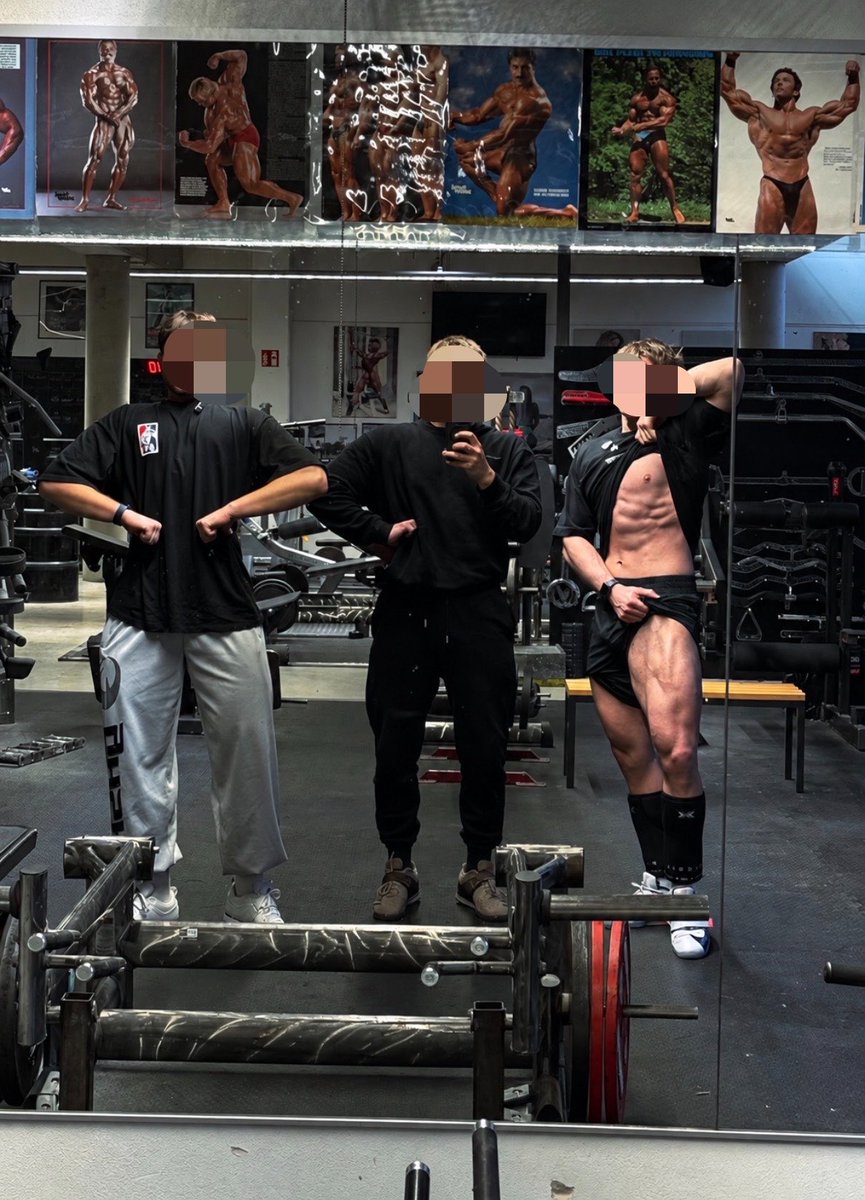 PanPiotrMaster's tweet photo. Widać kto jest prawdziwym masterem? 
😂😂😂
Zapraszam na dojenie pv

#dojenie #stopy #legs #master #body #muscle #domination https://t.co/L42Hd5D3KD