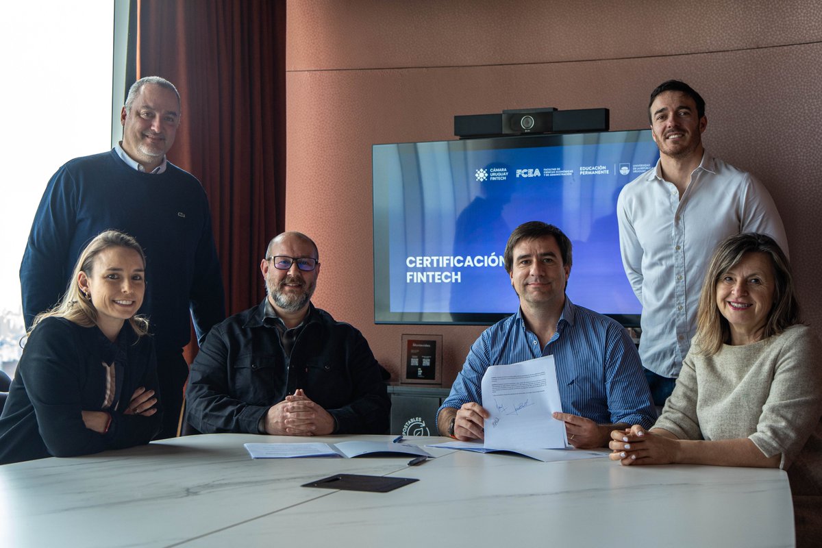 camurufintech's tweet photo. 📷La CUF y la @FCEA_UdelaR firmaron un acuerdo para acercar la industria fintech a la academia y generar nuevas oportunidades de formación.
El primer paso: una Certificación Fintech, que comienza el 6/10 con foco en prevención de fraudes y ciberseguridad.📷
#FintechUY https://t.co/6O8XTQpEH4