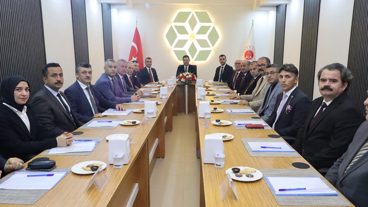 ctekurumsal's tweet photo. Genel Müdürümüz Çelebi Yılmaz, Adana Rehberlik ve Rehabilitasyon Kapalı İnfaz ve Açık İnfaz Kurumlarını ziyaret etti.

Adana Cumhuriyet Başsavcı Vekili Sayın Hasan Altay’ın eşlik ettiği ziyaret kapsamında Genel Müdürümüz; bağımlılıkla mücadele çalışmalarını ve bilimsel esaslara dayanan “Rehberlik ve Rehabilitasyon” modeli uygulamalarını yerinde inceledi.

Görevli uzman personelle bir araya gelen Genel Müdürümüz; hükümlülerin topluma daha sağlıklı uyum sağlamalarına yönelik yürütülen rehberlik ve psikososyal destek faaliyetleri hakkında bilgi aldı.

Programın son bölümünde Adana ilinde bulunan ceza infaz kurumları ve denetimli serbestlik müdürlüğü yöneticileriyle gerçekleştirilen toplantıda  kurumların genel işleyişi, mevcut iyileştirme çalışmalarının etkinliği ve hizmetlerin geliştirilmesine yönelik hususlar ele alındı.
