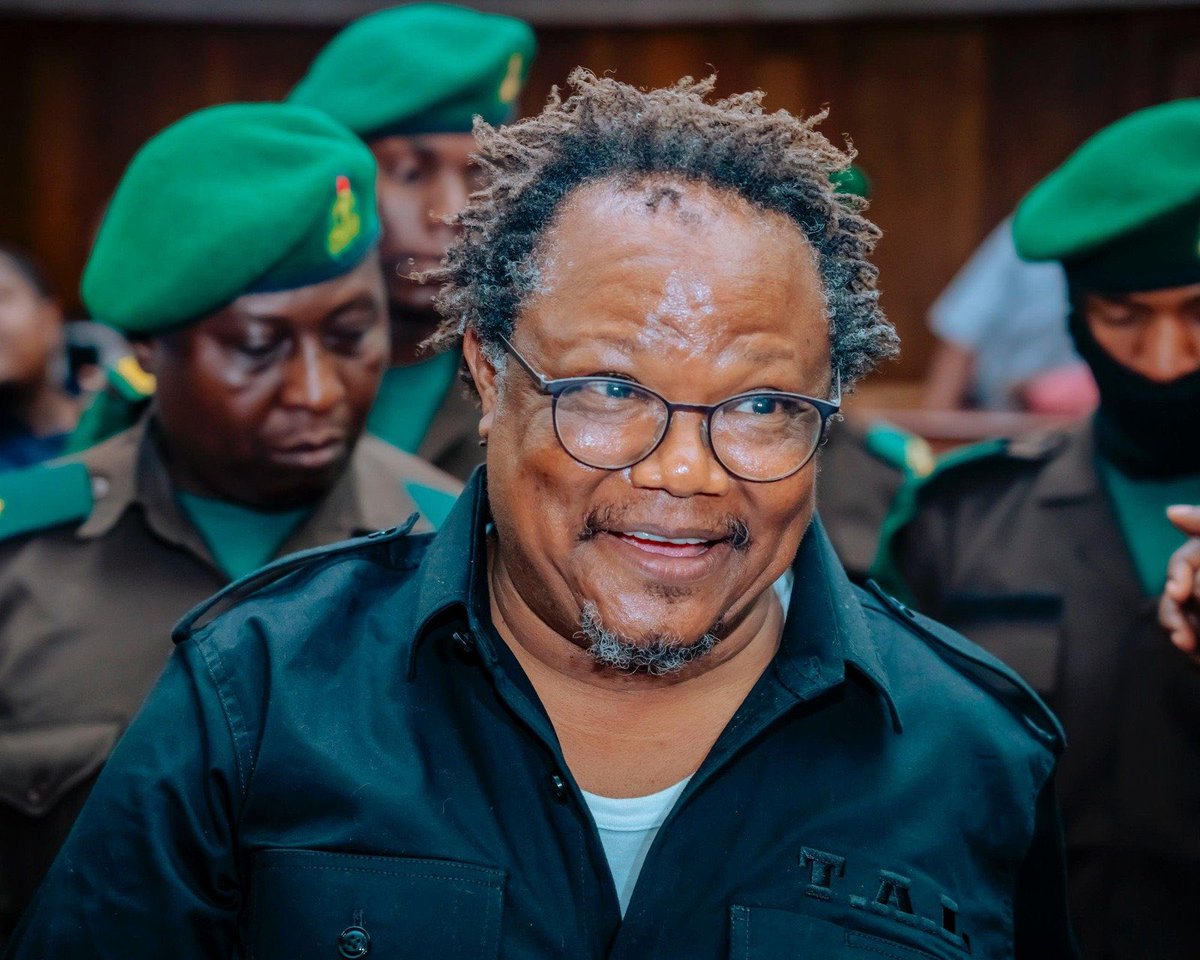 MariaSTsehai's tweet photo. Hakuna wa kuja kutuokoa! Tujiandae kabisa kisaikolojia! Lissu hatupambanii bali anatuonyesha njia 
Sisi ndo tunatakiwa kumpambania na kujipambania 
Waovu hawaendi kumwachia labda akubali masharti yao 
Tundu Lissu is human - he needs our support! Nobody is coming to save us! 
#FreeTunduLissu
