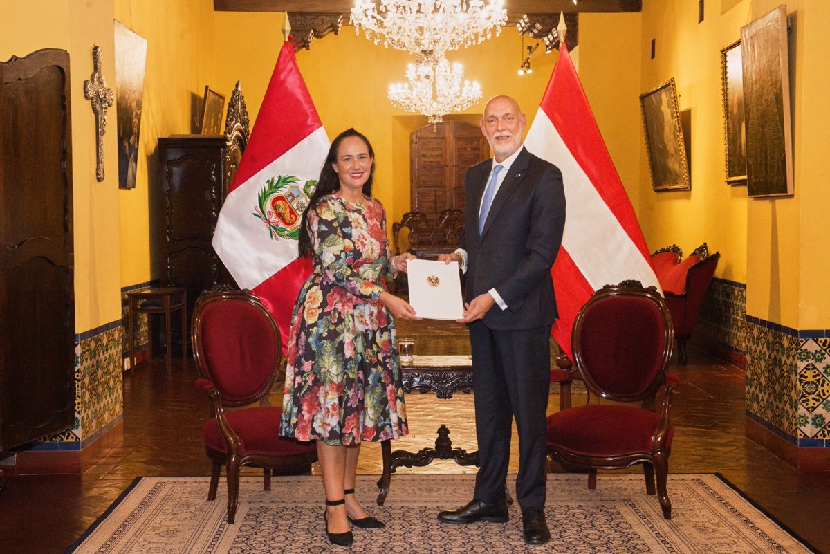 CancilleriaPeru's tweet photo. #NoticiasTorreTagle | Este 17 de septiembre, en el marco de los actos protocolares oficiales de la Cancillería, el Director General de Protocolo y Ceremonial, Embajador Eduardo Pérez del Solar, recibió las copias de las cartas de la Embajadora designada de la República de Austria, excelentísima señora Lydia Ladurner.