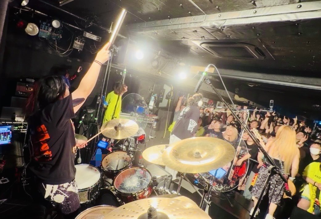 125Uchi's tweet photo. 郡山PEAK ACTION15周年企画、バックドロップシンデレラと一緒にお祝いして参りました！
三軒茶屋ヘブンズドア以来の客席を割りながらのプロレス入場！私の頭の中はスタンハンセンのテーマが流れてましたわ。(ﾟ∀ﾟ)ウィー！
そんなわけでお客さんもわちゃわちゃ、距離も0距離で楽しいライブでした！
バクシンのライブ最後には富士山🗻の曲もコラボで歌ったけど、あの曲レコーディングでもかなり早口でリズムとるのに精一杯でなかなか慣れなくて今日は渉さんの背中にカンペ貼って歌ってました　笑（リハで貼っていいですか？と許可はとりました、ありがとう渉さん　笑）楽しかった　笑

呼んでいただいたピークアクション店長ジョンさん、昔から変わらずいつも気にかけてくださる良きお方。
久々にお会いできて嬉しかったです。
お元気そうで良かった、、
また周年で是非呼んでください(^^)
遊びに来てくれたお客様ありがとうございました！
#郡山PEAKACTION
#ジョンさんスタッフの皆様お世話になりました