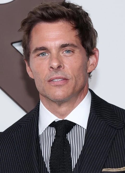 giffmx's tweet photo. Hoy cumple 53 años James Marsden, el hombre que Hollywood convirtió en la prueba de que puedes ser guapo, millonario, piloto, mutante y príncipe… y aun así terminar como segunda opción. 😭

💌 En Diario de una pasión perdió contra Ryan Gosling.
🕶️ En X-Men era el líder, pero Wolverine se quedó con la atención.
👑 En Encantada llegó buscando a su princesa y encontró otra historia.
🦔 En Sonic, por fin alguien lo eligió sin dudarlo.

James Marsden lleva años perfeccionando uno de los papeles más difíciles del cine: el tipo aparentemente perfecto al que el guion decide complicarle la vida.

Pregunta cinéfila: ¿en cuál de sus películas realmente merecía ganar?

#JamesMarsden #DiarioDeUnaPasión #XMen #Encantada #Sonic #CinePop #GIFF