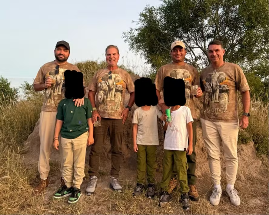 ThiagoResiste's tweet photo. URGENTE!! PF conseguiu fotos, mensagens e comprovantes de pagamento que mostram que Flávio Bolsonaro viajou várias vezes com o SÓCIO DO CARECA DO INSS!!!

Uma das viagens foi com tudo pago pro Safari MAIS LUXIOSO DA ÁFRICA!! Outra foi pros EUA no AVIÃO DO VORCARO!!!

Era pra ser CAPA de todos os jornais mas estão ABAFANDO O CASO!!

Se você não compartilhar, NINGUÉM vai ficar sabendo!!

ESTOU COM LULA
FLÁVIO NA CADEIA