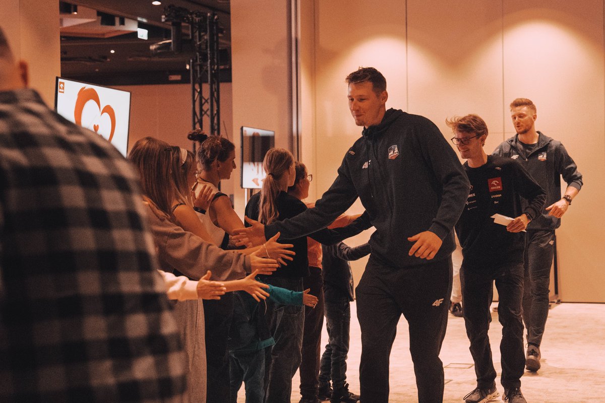 ZAKSAofficial's tweet photo. Rafał Szymura i Remigiusz Kapica na chwilę zamienili boisko na wyjątkowe spotkanie 🏐 Wspólnie z @TeamORLEN  oraz kierowcą rajdowym Jakubem Matulką 🏎️ wzięli udział w spotkaniu z grupą dzieciaków z placówek opiekuńczych.

Było mnóstwo uśmiechu i genialnej energii 😍 Dziękujemy‼️ https://t.co/cSLRnvJ4Xt