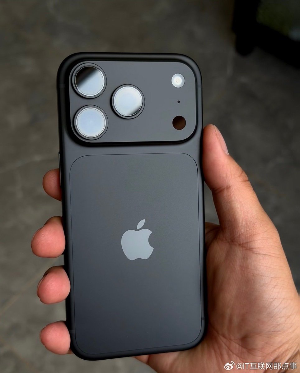 raihanhan121's tweet photo. Why do people prefer burgundy? I think it's an ugly color, but I think the black iPhone 18 Pro is very nice and elegant. https://t.co/W3nKu0kd53