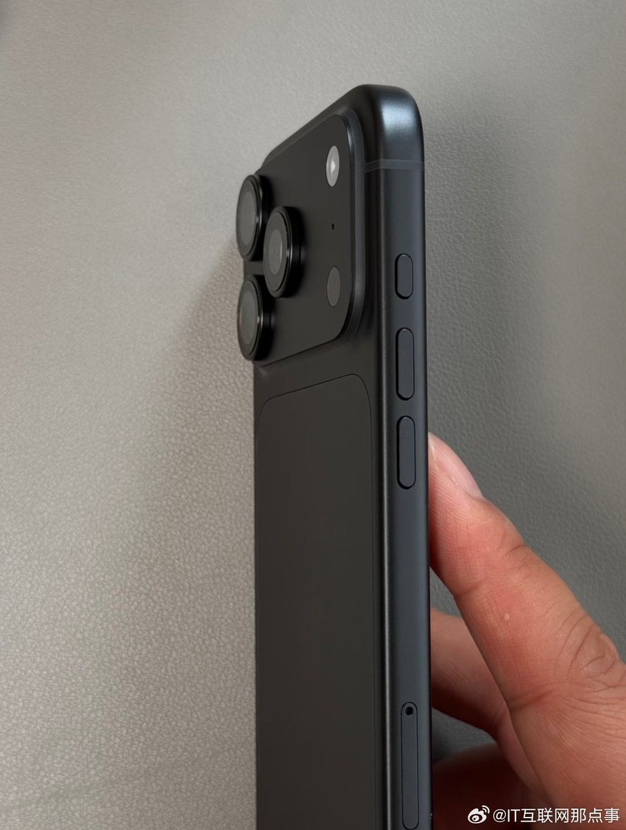 raihanhan121's tweet photo. Why do people prefer burgundy? I think it's an ugly color, but I think the black iPhone 18 Pro is very nice and elegant. https://t.co/W3nKu0kd53
