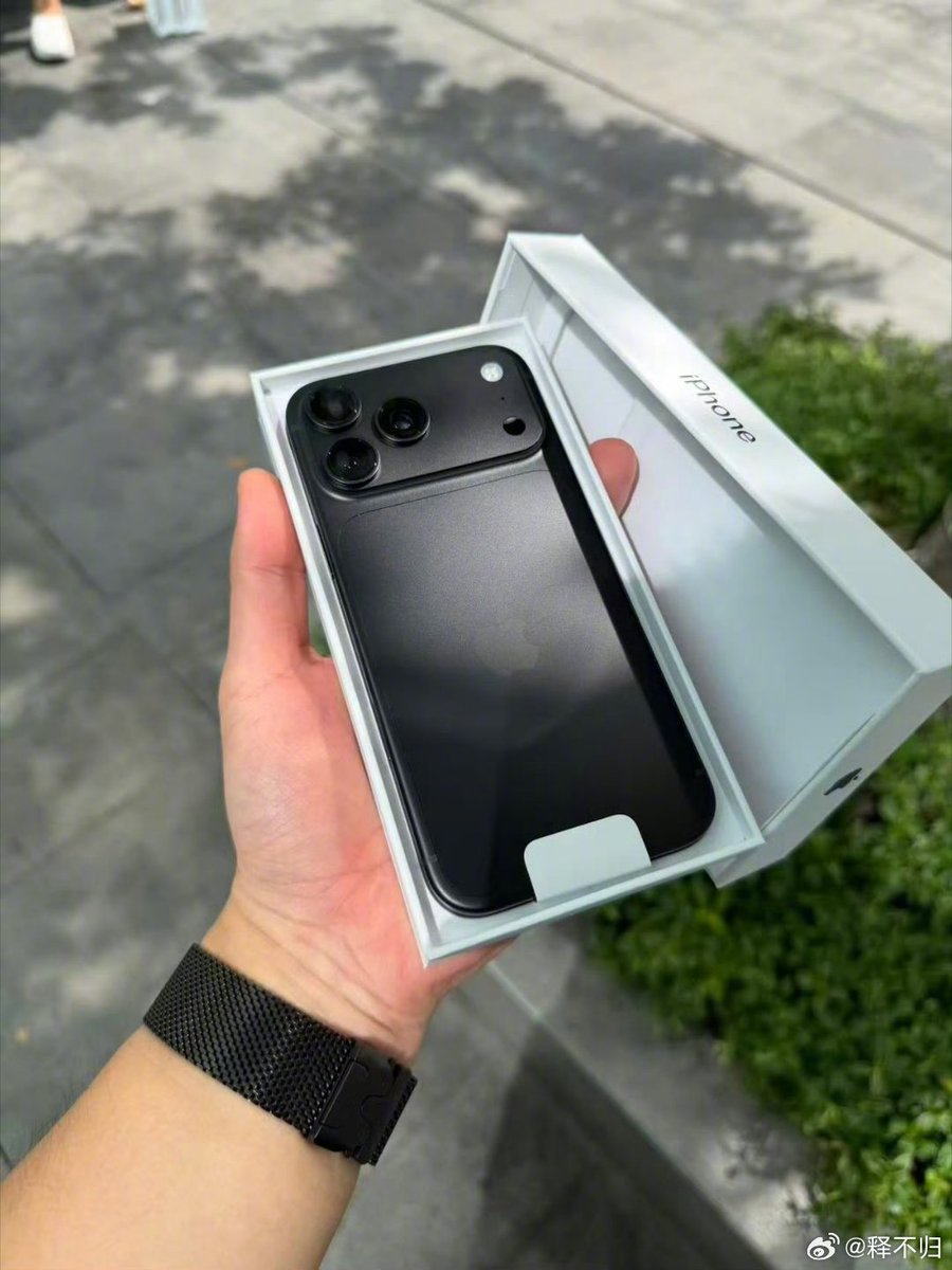raihanhan121's tweet photo. Why do people prefer burgundy? I think it's an ugly color, but I think the black iPhone 18 Pro is very nice and elegant. https://t.co/W3nKu0kd53