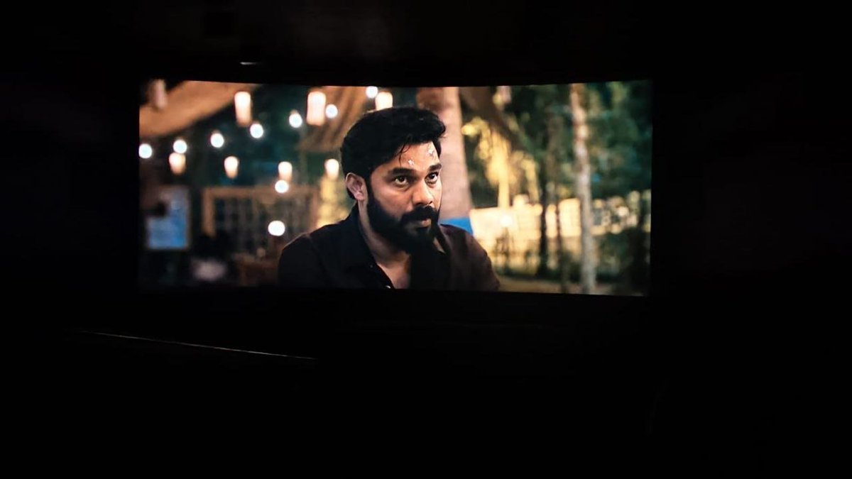 VJVarisu's tweet photo. തിയേറ്ററിൽ നൽകുന്ന ആ ഒരു ഡാർക്ക് മൂഡ് വേറെ ലെവൽ ആണ്.മേക്കിംഗ് ക്വാളിറ്റി കൊണ്ട് സർപ്രൈസ് ചെയ്തു

#MedicalMiracle #SangeethPrathap   #itsamedicalmiracle https://t.co/TyZ4LYJhkj