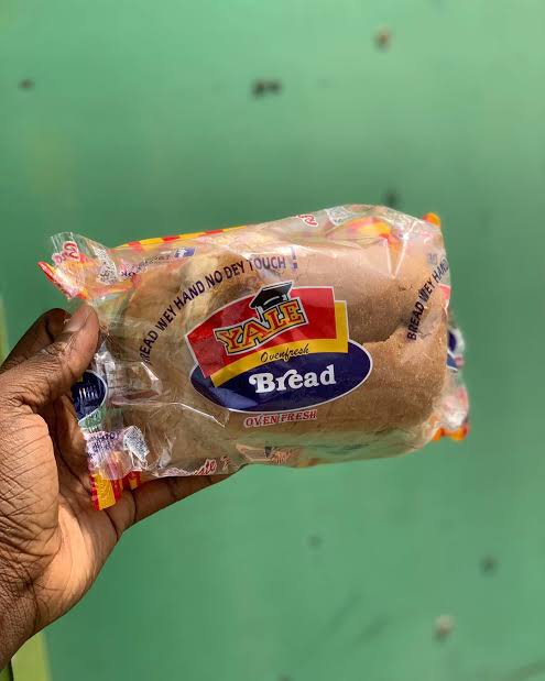 prince_dc21__'s tweet photo. Dear Yale bread , people buy your bread because of the longevity.  

So many boarding school students buy your buy bread and take it to school and it can last up to 2-3 months. 

Please can you come out and tell us what you use in preserving your bread to make it last this long . 

Is it healthy for human consumption? Cause from my knowledge any bread that stays more than 4days without have mold is not safe for human consumption. 

@NafdacAgency why haven't you investigated this brand yet , the rate of cancer and kidney failure is alarming in Nigeria and we can't continue to keep quiet because of fear .