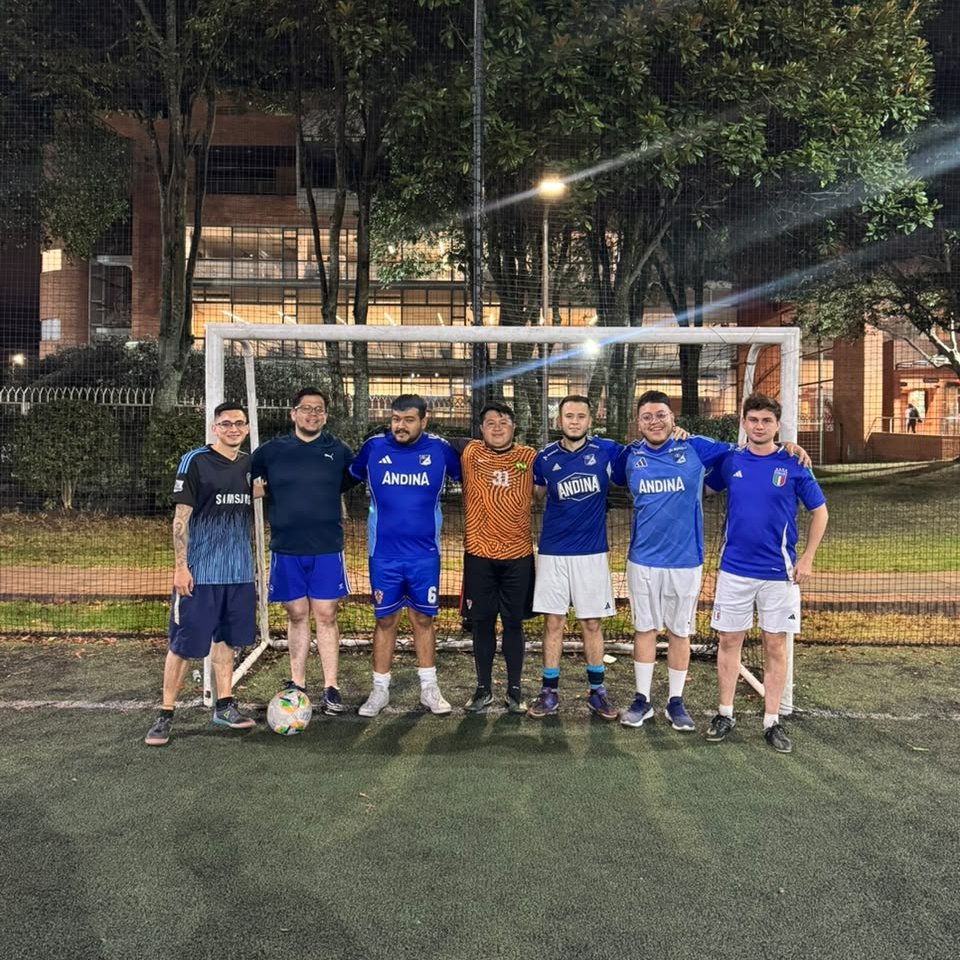 CDistritoIII's tweet photo. 📸 RESUMEN | JORNADA 3 — DISTRITO III ⚽️💙  

Una nueva noche de fútbol, goles y momentos para recordar.  

⚪ BLANCO 18 - 14 AZUL 🔵  
⏱️ 2 HORAS DE FÚTBOL
🏙️ Bogotá D.C. | Sintética https://t.co/NaJGA23481