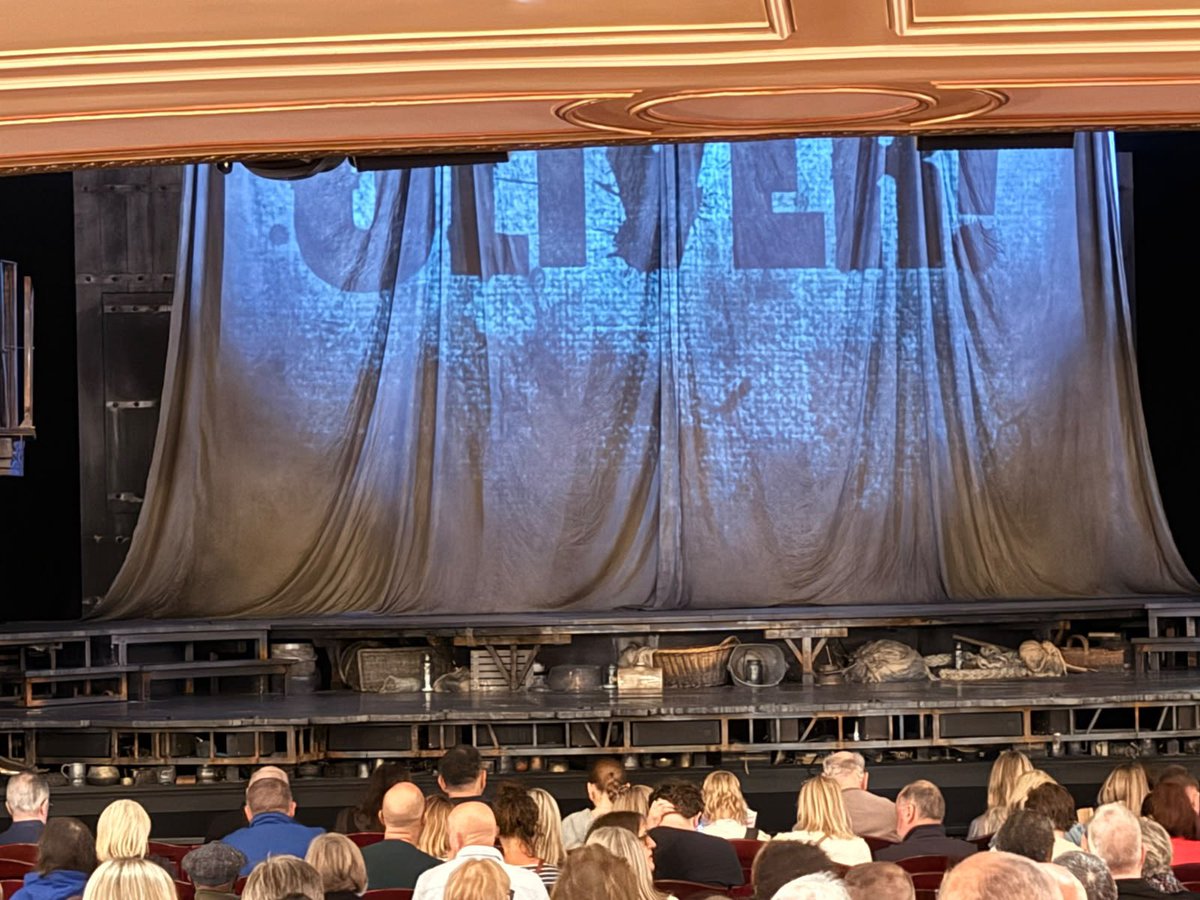 Lisa_Marie_68's tweet photo. Wanted to see Oliver for ages.
Me and my sister booked it on a whim and secretly sang all the songs. 🎭 🎵 
Worth a watch if musical theatre is your thing 🤗 https://t.co/oJVqnJPhNd