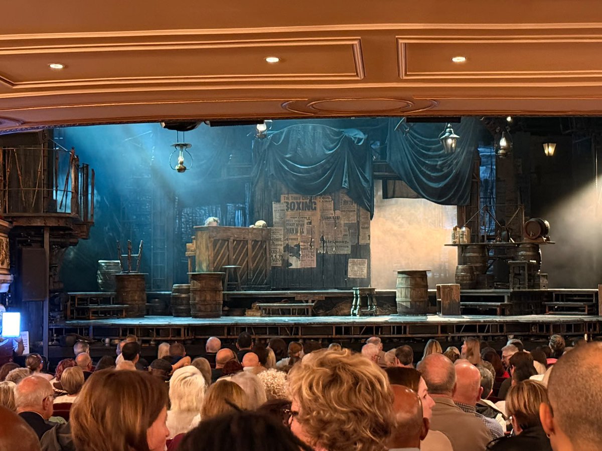Lisa_Marie_68's tweet photo. Wanted to see Oliver for ages.
Me and my sister booked it on a whim and secretly sang all the songs. 🎭 🎵 
Worth a watch if musical theatre is your thing 🤗 https://t.co/oJVqnJPhNd