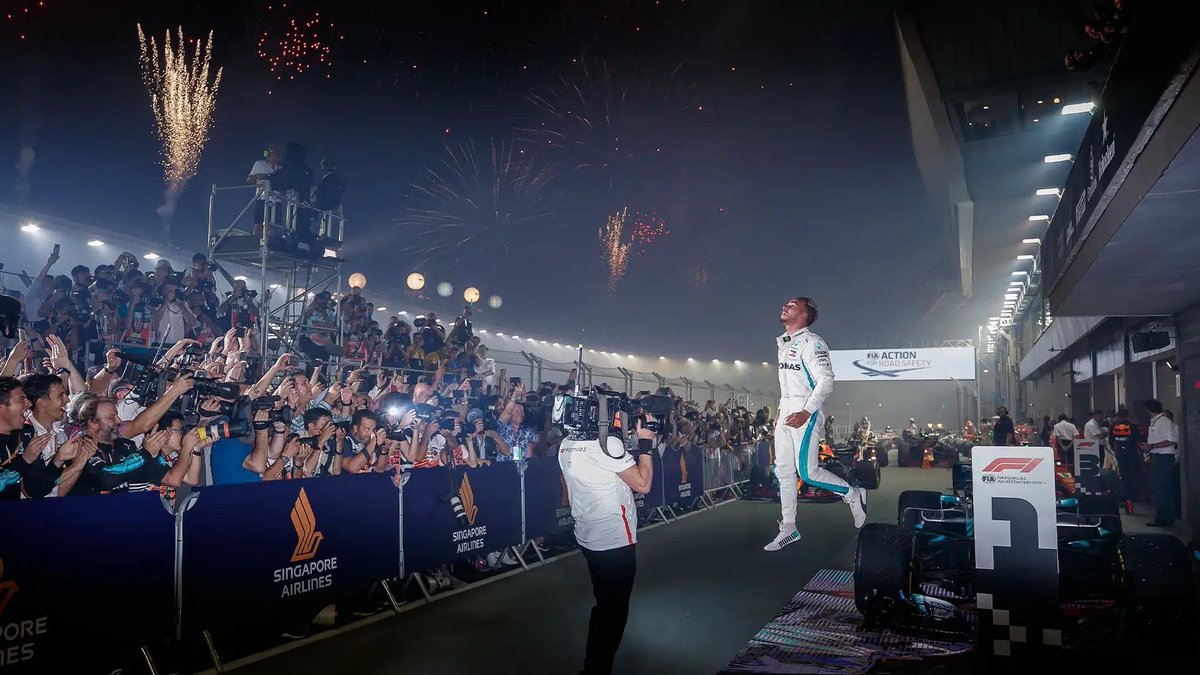 sinnlews's tweet photo. Alguien me explica porque este tipo lleva un traje especial en Singapur cuando ni siquiera ha GANADO 1 carrera ahi

Y para colmo el compañero de equipo es el REY de SIngapur https://t.co/3CDV1Ly97I