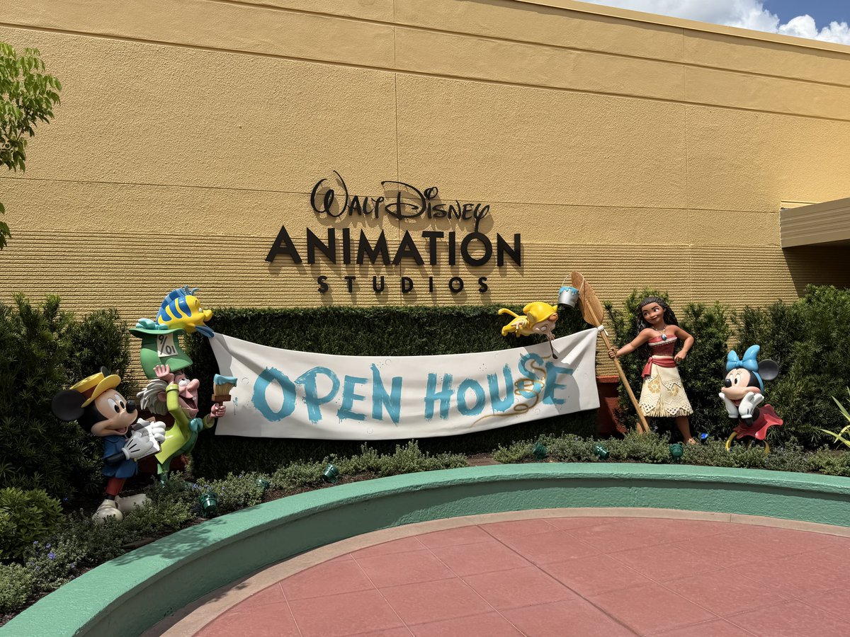 mickeynet028's tweet photo. 2026年9月14日にオープンしたての
『The Magic of Disney Animation』

旧Animation Courtyardを大幅にリニューアルし、カリフォルニア・バーバンクにある本物のWalt Disney Animation Studiosをイメージした施設になっています。

建物正面の大きな「魔法使いの帽子」も、本家のRoy E. Disney Animation Buildingがモチーフです✨

中では、オラフと一緒にキャラクターの描き方を学ぶ「Olaf Draws!」、ムーランやラプンツェル、スティッチなどに会える「Off the Page!」、メアリー・ブレアの『ふしぎの国のアリス』のアートをモチーフにした遊び場「Drawn to Wonderland」、短編映画『Once Upon a Studio』を上映するシアターなどを楽しめます。

#MNWDW #WDW #2026Sep #WaltDisneyWorld #ディズニーワールド #ウォルトディズニーワールド 
#ハリウッドスタジオ #HollywoodStudios