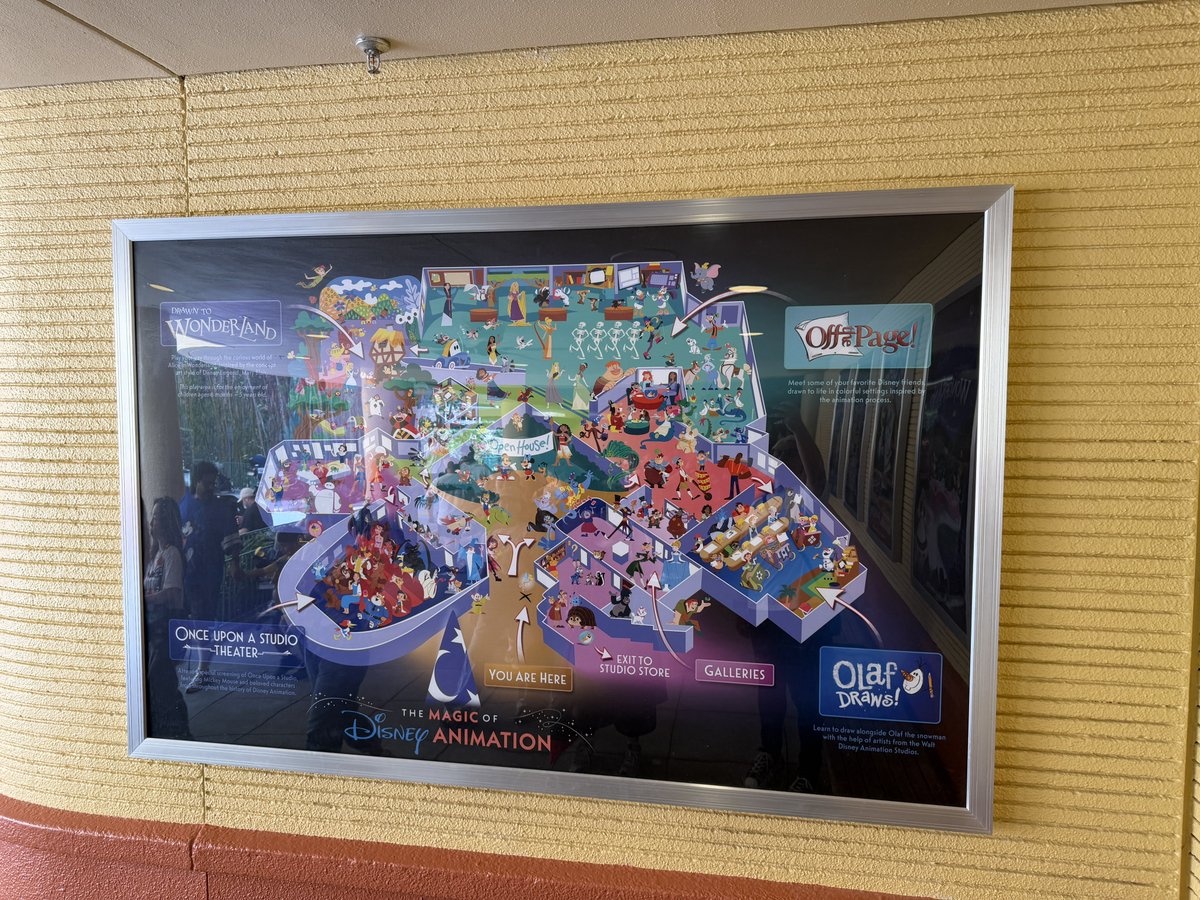 mickeynet028's tweet photo. 2026年9月14日にオープンしたての
『The Magic of Disney Animation』

旧Animation Courtyardを大幅にリニューアルし、カリフォルニア・バーバンクにある本物のWalt Disney Animation Studiosをイメージした施設になっています。

建物正面の大きな「魔法使いの帽子」も、本家のRoy E. Disney Animation Buildingがモチーフです✨

中では、オラフと一緒にキャラクターの描き方を学ぶ「Olaf Draws!」、ムーランやラプンツェル、スティッチなどに会える「Off the Page!」、メアリー・ブレアの『ふしぎの国のアリス』のアートをモチーフにした遊び場「Drawn to Wonderland」、短編映画『Once Upon a Studio』を上映するシアターなどを楽しめます。

#MNWDW #WDW #2026Sep #WaltDisneyWorld #ディズニーワールド #ウォルトディズニーワールド 
#ハリウッドスタジオ #HollywoodStudios