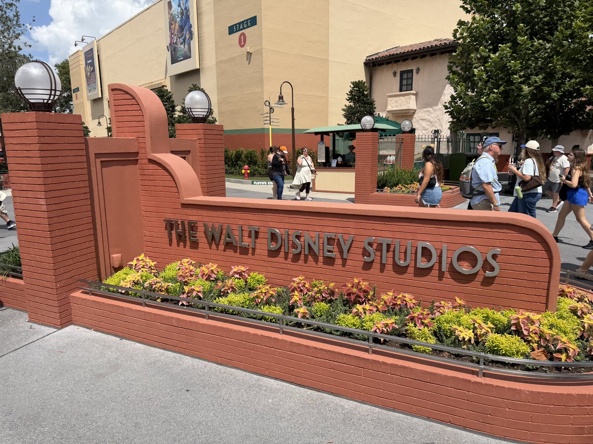 mickeynet028's tweet photo. 2026年9月14日にオープンしたての
『The Magic of Disney Animation』

旧Animation Courtyardを大幅にリニューアルし、カリフォルニア・バーバンクにある本物のWalt Disney Animation Studiosをイメージした施設になっています。

建物正面の大きな「魔法使いの帽子」も、本家のRoy E. Disney Animation Buildingがモチーフです✨

中では、オラフと一緒にキャラクターの描き方を学ぶ「Olaf Draws!」、ムーランやラプンツェル、スティッチなどに会える「Off the Page!」、メアリー・ブレアの『ふしぎの国のアリス』のアートをモチーフにした遊び場「Drawn to Wonderland」、短編映画『Once Upon a Studio』を上映するシアターなどを楽しめます。

#MNWDW #WDW #2026Sep #WaltDisneyWorld #ディズニーワールド #ウォルトディズニーワールド 
#ハリウッドスタジオ #HollywoodStudios
