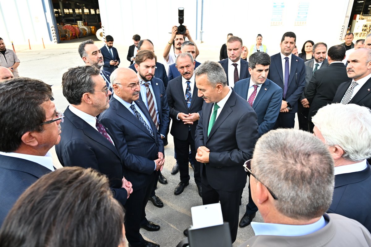 DenizliValiligi's tweet photo. 📌 Valimiz Sayın @yskosger, 

▫️ Cumhurbaşkanlığı Savunma Sanayii Başkanı Sayın Prof. Dr. Haluk Görgün’ün ilimizdeki programları kapsamında Aysan Raf A.Ş.’ni ziyaret ederek fabrikada incelemelerde bulundu.

@SavunmaSanayii 
@TC_icisleri 
@TCSanayi 
@ticaret https://t.co/cGrbv4iXRH