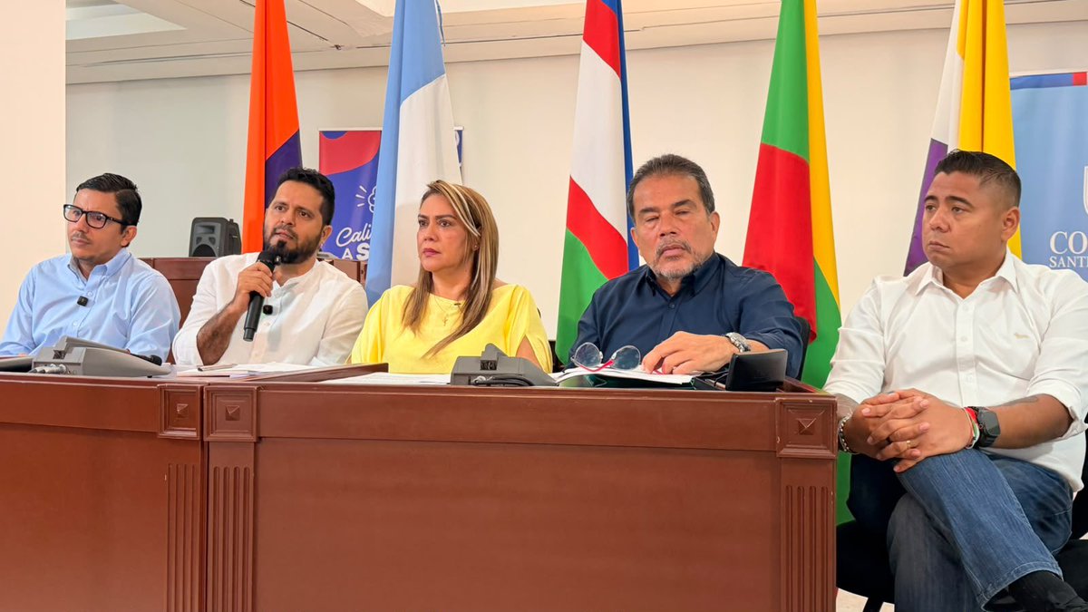 MariaCconcejala's tweet photo. 🚨Denunciamos penalmente al alcalde de Cali @alejoeder por el presunto uso indebido de recursos públicos,  por valor de al menos  120.000.000 de pesos, destinados a su defensa personal en los casos en los que lo hemos denunciado, esto a partir de una presunta estrategia de persecución y mordaza contra la oposición.

Cómo bancada del @PactoCol expusimos cómo se destinó el dinero para a contratar un abogado de Bogotá, con el fin de llevar a cabo la defensa personal del mandatario ante cuestionamientos y denuncias que realizamos por el presunto favorecimiento que ha tenido en decisiones administrativas. Pedimos a la Fiscalía General de la Nación llevar a cabo la investigación para encontrar si estos hechos se alinean a una presunta estrategia de persecución y mordaza contra nosotros.

#Ladefensoradeloscaleños 
#pactohistórico 
#somoselcambio 
#calicolombia