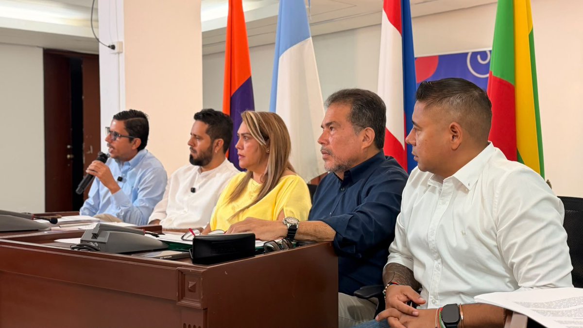 MariaCconcejala's tweet photo. 🚨Denunciamos penalmente al alcalde de Cali @alejoeder por el presunto uso indebido de recursos públicos,  por valor de al menos  120.000.000 de pesos, destinados a su defensa personal en los casos en los que lo hemos denunciado, esto a partir de una presunta estrategia de persecución y mordaza contra la oposición.

Cómo bancada del @PactoCol expusimos cómo se destinó el dinero para a contratar un abogado de Bogotá, con el fin de llevar a cabo la defensa personal del mandatario ante cuestionamientos y denuncias que realizamos por el presunto favorecimiento que ha tenido en decisiones administrativas. Pedimos a la Fiscalía General de la Nación llevar a cabo la investigación para encontrar si estos hechos se alinean a una presunta estrategia de persecución y mordaza contra nosotros.

#Ladefensoradeloscaleños 
#pactohistórico 
#somoselcambio 
#calicolombia