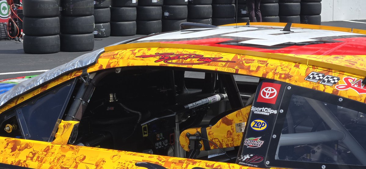 STaranto92's tweet photo. This shouldn't come as  surprise, but a lot of people have come over to the Kyle Busch tribute car either to take pictures or just take a look at it

I believe I saw Alan Gustafson - Kyle's crew chief back in the Hendrick days - take a look after the 9 team pushed their car to pit road