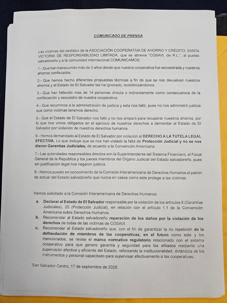 elindependiente's tweet photo. #elsalvador #superintendencisfinanciera #scam #fraude #cosavi #evelyngracias #devuelvanlorobado
Este jueves 17 de septiembre víctimas voceros del fraude de COSAVI, durante conferencia de prensa exigieron una vez más, al dictador Nayib Bukele y su representante, Evelyn Gracias de la Super Intendencia Financiera, devolver lo robado.
Hicieron público que han demandado a la dictadura del Estado Salvadoreño, por violaciones al Derecho a la Tutela Legal Efectiva, lo que incluye violaciones a la Protección Judicial y no se les proporcionó ninguna garantía judicial, de acuerdo a la Convención Americana.
La documentación ha sido presentada a la Comisión Interamericana de Derechos Humanos, remarcando que la dictadura de Nayib Bukele, mantiene un patrón, sistemático, de ignorar a las víctimas en casos como el fraude que sufren las víctimas de CODAVI, especialmente cuando existe presunción de haber participación de personas funcionarios de la dictadura.
Las víctimas de COSAVI exigen
"Les devuelvan lo robado".