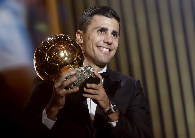 BarsaClover340's tweet photo. Pocos hablan de que hay una probabilidad de que Rodri vuelva a ganar el balón de oro,

Hay que tener en cuenta que se llevó el mvp del mundial y aparte lo ganó, eso pesa mucho, ojalá pase lo mismo que cuando ganó la Eurocopa y se llevó el balón de oro https://t.co/45l8hdW74U