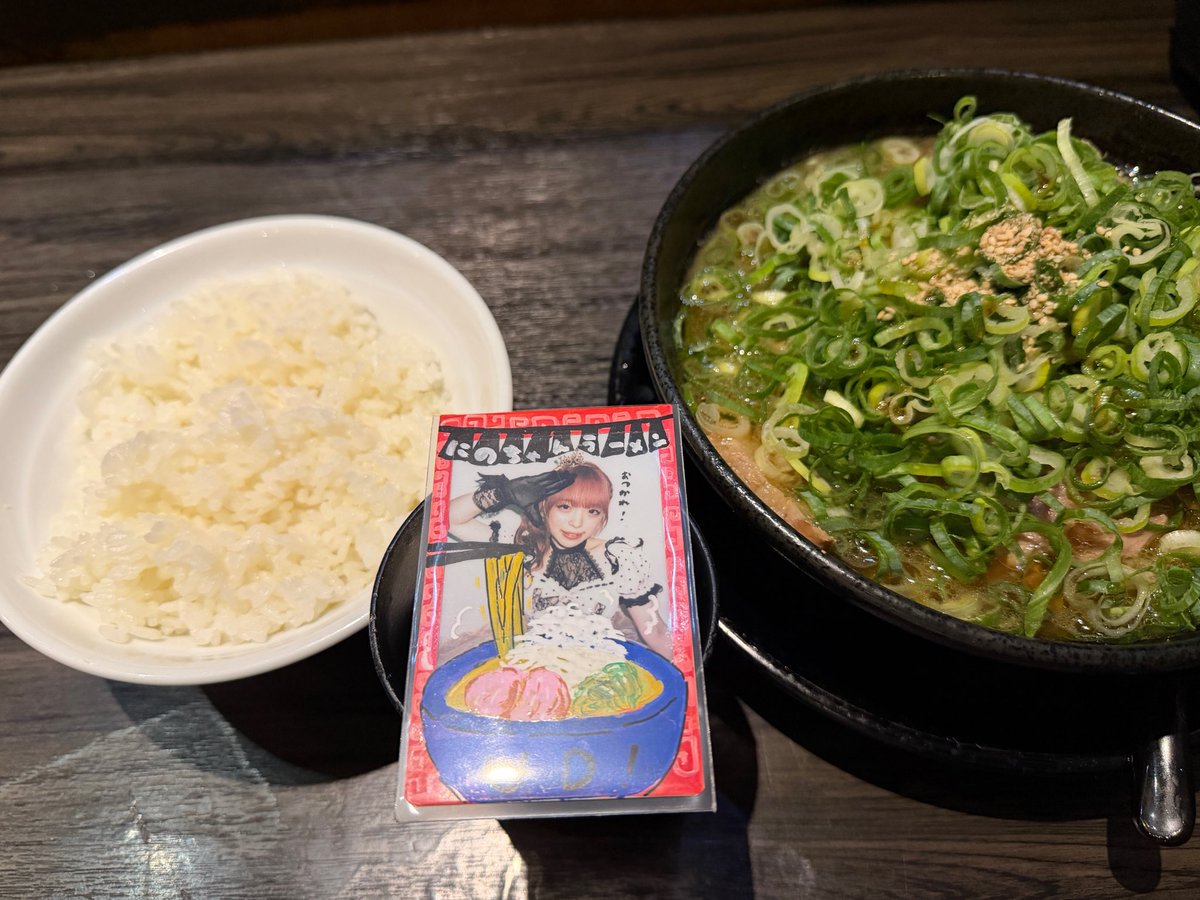 UD_dorothy's tweet photo. J's  チャーシュー麺＋青ネギ

寝て起きて寝れなくて気づいたらココに
この時間は客層がかなり悪いね
従業員同士で揉めてるし

はじめてのデコチェキとともに
配信で見た素の状態からこんなに素敵にしてもらえるなんて感動です
ほんとうにありがとう https://t.co/hgBECyf7Ck