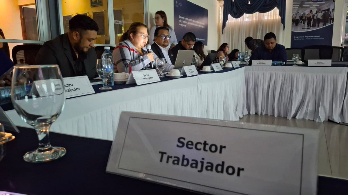 SvFesic_'s tweet photo. La participación de la clase trabajadora en la comisión técnica del Consejo Superior del Trabajo representa una oportunidad para plantear las necesidades y desafíos que enfrentan los trabajadores en materia de tiempo laboral.

Desde el sector laboral, sostenemos que la modernización debe fundamentarse en la dignidad humana, la protección social y el cumplimiento de los derechos establecidos.

El diálogo entre los distintos sectores debe permitir la construcción de propuestas equilibradas, que promuevan mejores condiciones de trabajo sin poner en riesgo el bienestar de las personas.