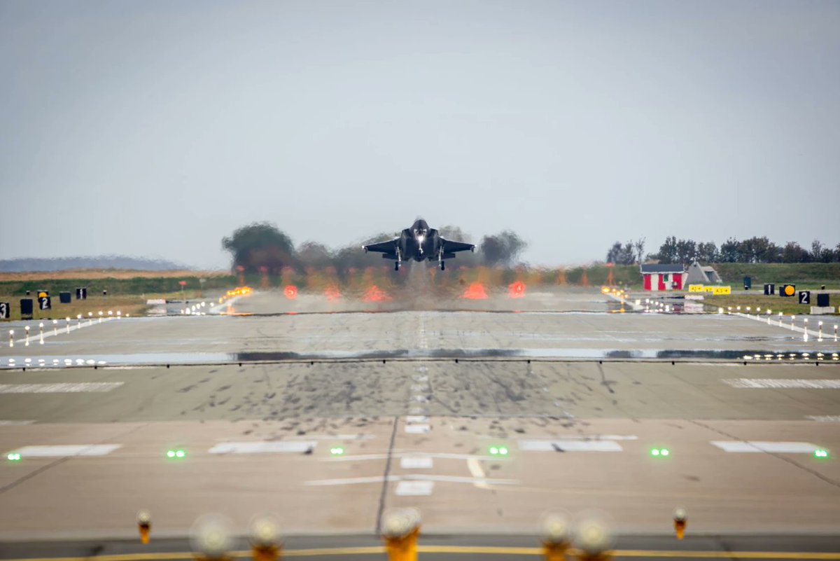 BelgiumDefence's tweet photo. Un pilote belge 🇧🇪 aux commandes d’un #F35 norvégien 🇳🇴, préparé au sol par un technicien danois 🇩🇰, pour une mission internationale : ce n’est plus de la fiction. Mis en œuvre lors du WIC, « Capacity on Call » réunit 6 pays alliés et plus de 150 F-35 https://t.co/uNo2Pg82qk https://t.co/N6ZFYV5EcB