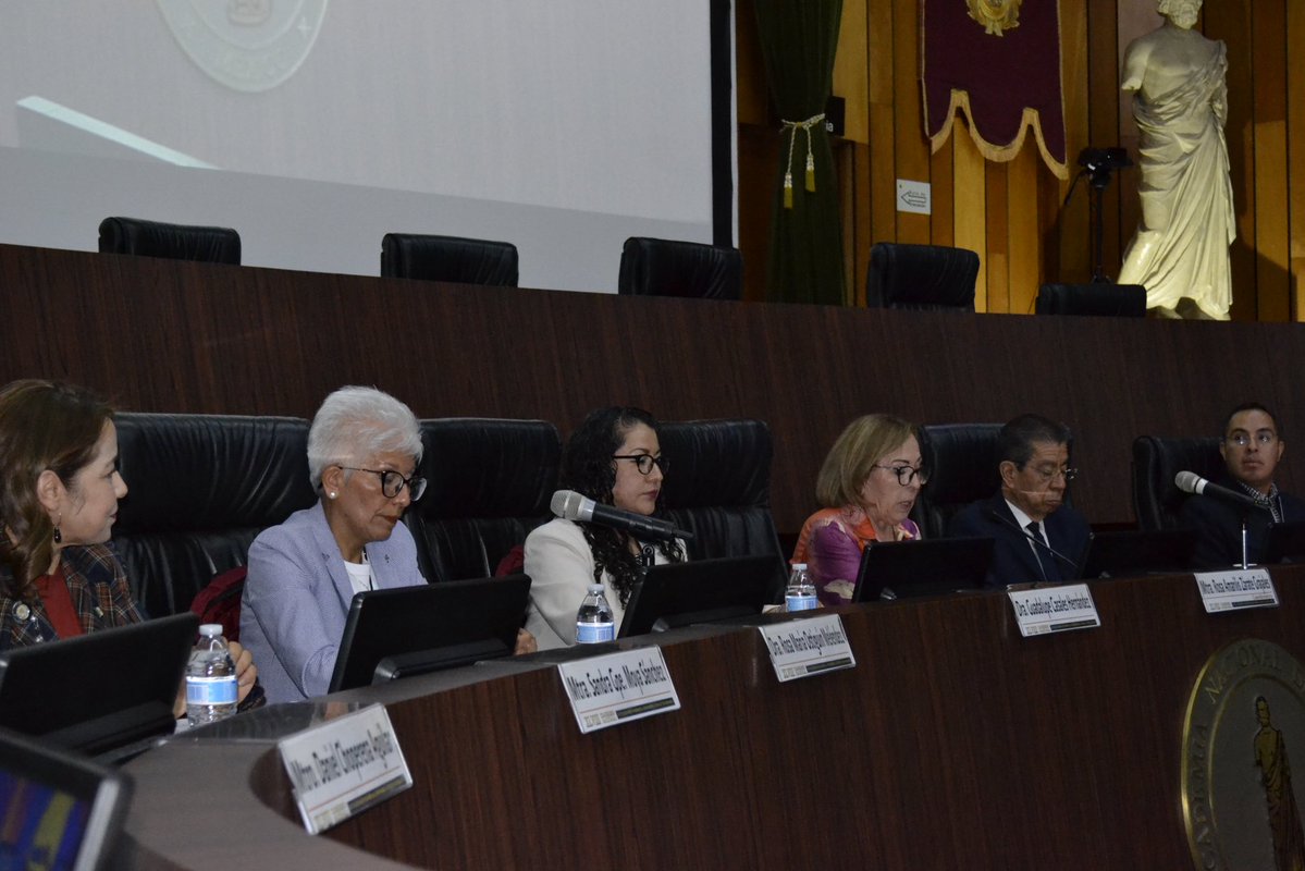 FenoUnam's tweet photo. La Mtra. Rosa A. Zárate Grajales coordinó y dio la bienvenida al simposio Investigación e Innovación en Enfermería: impulsando la transformación de los sistemas de salud, organizado por la Academia Nacional de Medicina. https://t.co/MwfnCUOC9j