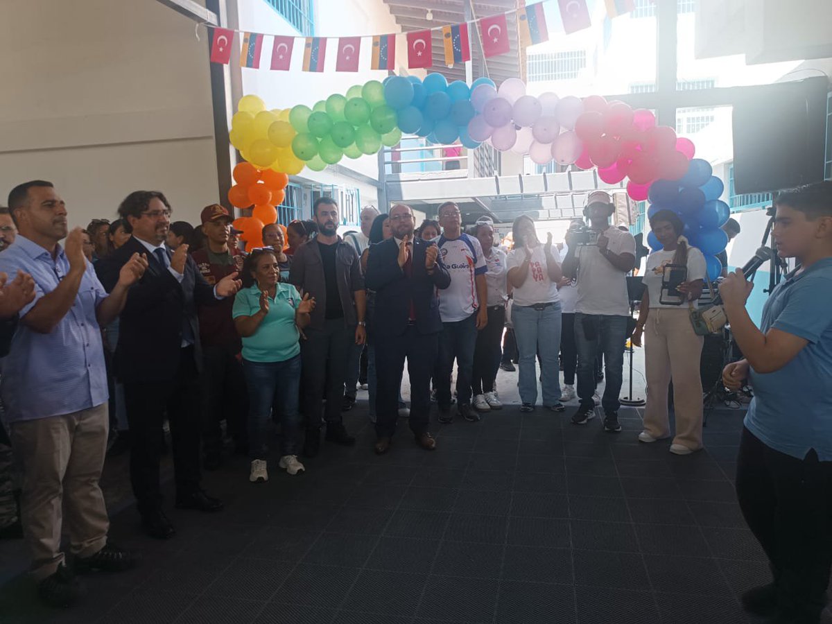 TC_KarakasBE's tweet photo. En una ceremonia a la que también asistió el Gobernador @Jateranoficial , hemos inaugurado la Escuela Primaria Guaicoto, situada en el Estado La Guaira, cuyos trabajos de mantenimiento y reparación se han completado gracias a la colaboración de empresarios turcos de DEİK y DTİK.

Deseamos mucho éxito a nuestros pequeños amigos venezolanos en el curso escolar 2026-2027.🇹🇷🇻🇪📚📖🧮

@Cancilleria_ve 
@Gob_LaGuaira 
@deikint 
@AydanKaramanolu