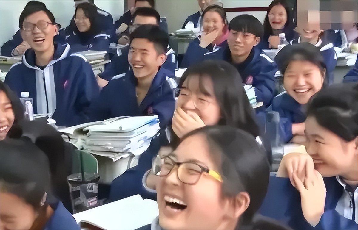 settixmin's tweet photo. Just saw my college prof try to use a student’s portable charger as a pointer during stats lecture—his slideshow froze mid-t-test and the whole class cackled. #CampusChaos https://t.co/d3DkhCyZxC