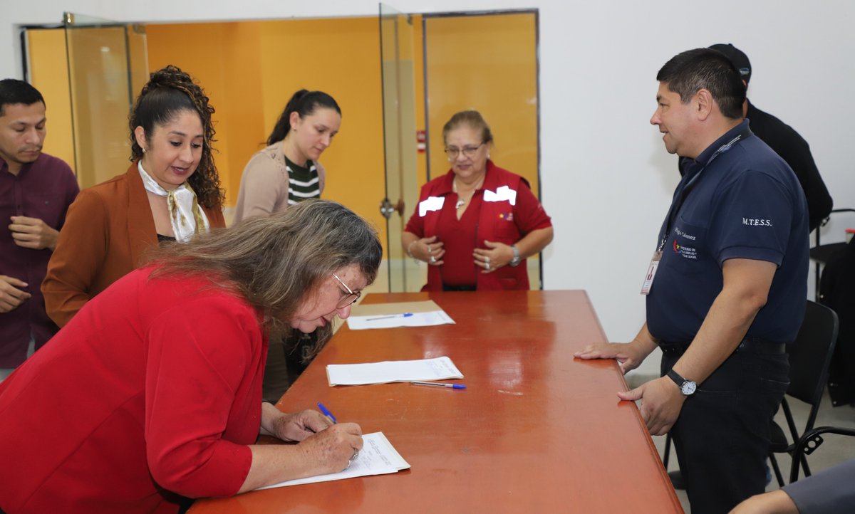 MTESS_PY's tweet photo. #REOP| ¡Ñeembucú se capacita en cumplimiento de las obligaciones laborales! 

En la sede de la @MuniPilarPy, arrancamos la charla sobre los procedimientos para cumplir con las obligaciones en el sistema de Registro Obrero Patronal del Ministerio de Trabajo, a fin de avanzar en la conformación de los Libros de Información Laboral.

La apertura estuvo a cargo de la directora regional de Ñeembucú del Ministerio de Trabajo, Justina Aquino, y la capacitación es encabezada por el director de Registro Obrero Patronal, Héctor Legal. Participan profesionales contables, abogados, personal de recursos humanos, administrativos, entre otros.