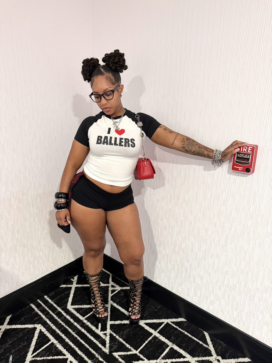realhoneyleigh's tweet photo. u❤️me https://t.co/ZnaM7bXPys