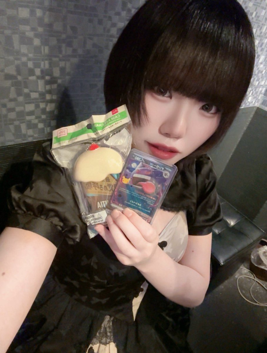 hima_chan39's tweet photo. ドリ大量,ツーチェキ,クライナー,差し入れ本当にありがとうございます( ; ; )

会いに来てくれて嬉しかった次抜歯後かなとか思ってたけどまさかすぎて嬉しすㅠ  ̫ㅠ芸チェキ撮れて嬉しかった📸

勢いよく開けるからすぐ誰かわかるよ👍🏻
杏仁豆腐の味したね!可愛いすぎる差し入れありがとう(ᴖ ̫ᴖ  )♪ https://t.co/rwXqAMnYpQ