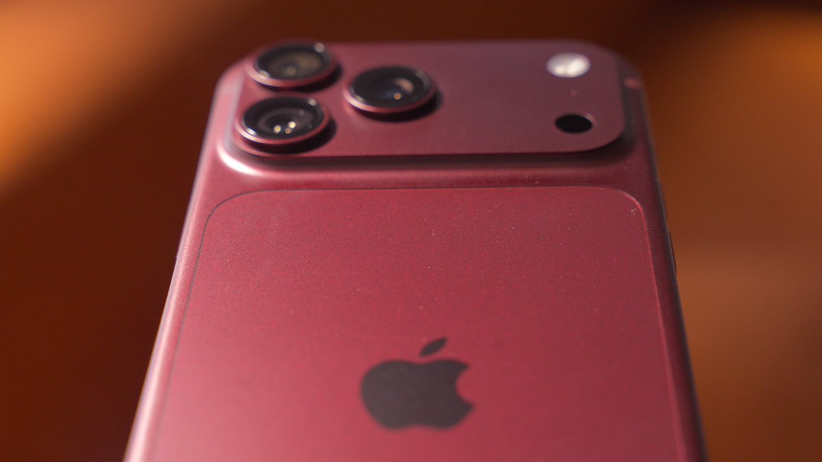 RjeyTech's tweet photo. I fell for Apple’s elite marketing and bought the burgundy iPhone 18 Pro.

It looks absolutely amazing in pictures and video but in person it looks cheap, dull and kind of like a fake iPhone.

Should have gown with Glacier or Black.

I took these pictures to show you guys how aesthetic the buggy looks online but make sure you check it out in store before making a decision.